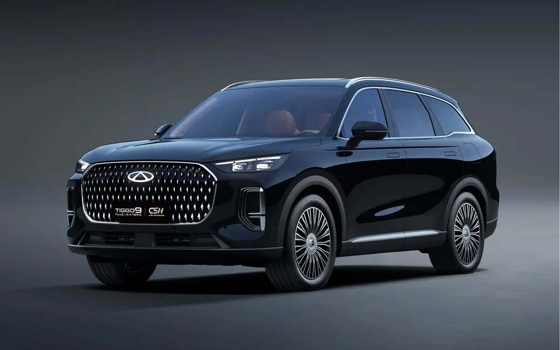 Chery Tiggo 9 CSH pe terasa cu skyline